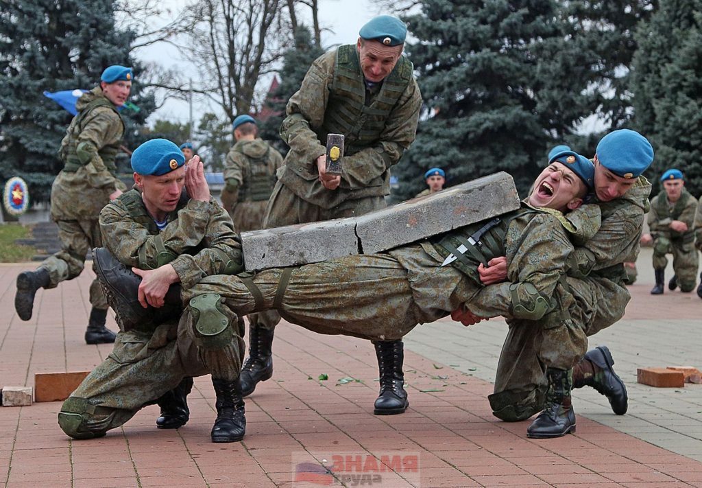 Бой 4 февраля. Десантники в бою. Десантники в рукопашном бою. Марш бросок ВДВ. Десант в бою.