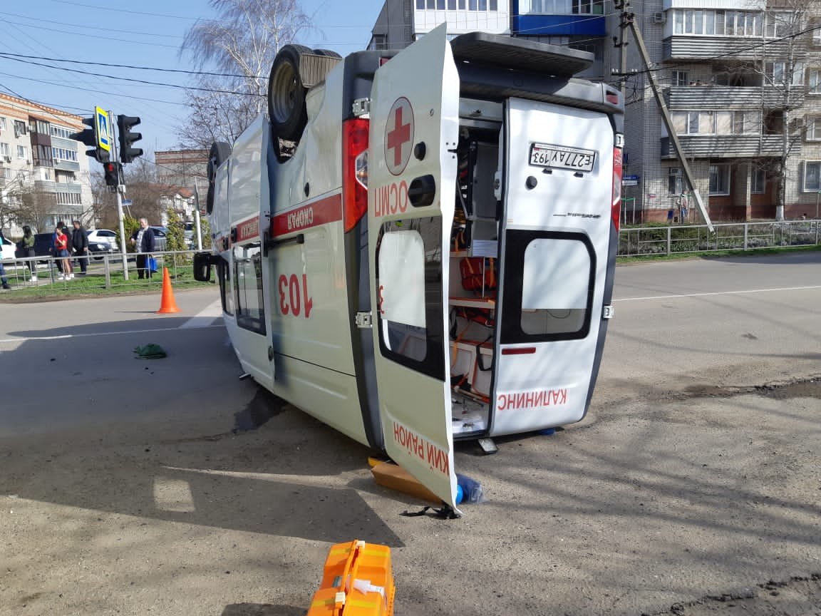 В центре Тимашевска в ДТП легковушки с машиной скорой помощи пострадали  шесть человек | 07.04.2021 | Тимашёвск - БезФормата