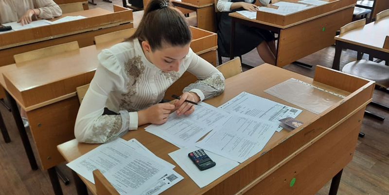 Девятиклассники получили задание составить развернутый план подраздела защита прав потребителей