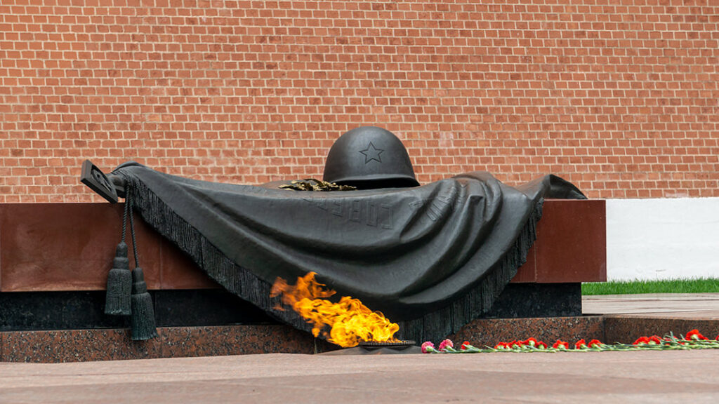 Вечный огонь и памятник неизвестному солдату фото