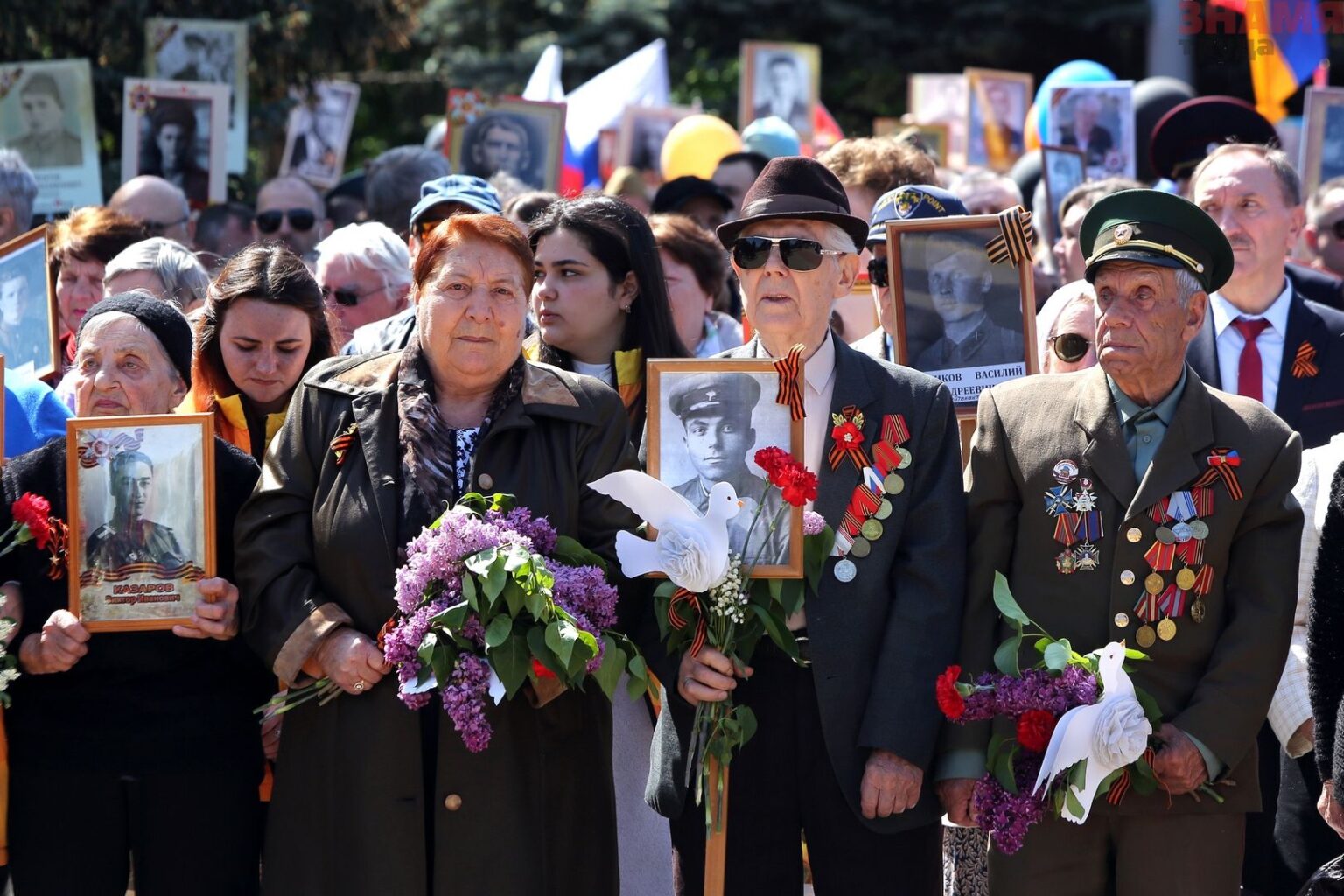 Сценарий митинга на площади 9 мая. Композиция ко Дню Победы. Деять Победы мая для портрета. 9 Мая фото композиция. Сценарий митинга на 9 мая день Победы у памятника в селе.