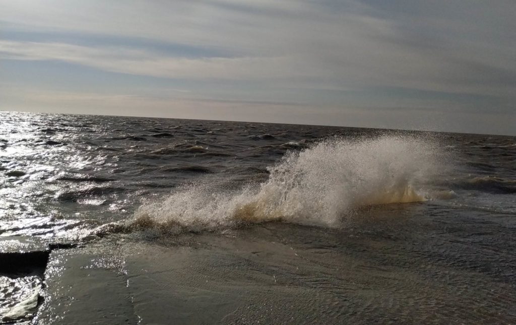 Анапа штормовое предупреждение сегодня. Дождь на море. Кубанское море. Ураган на море. Море вода.