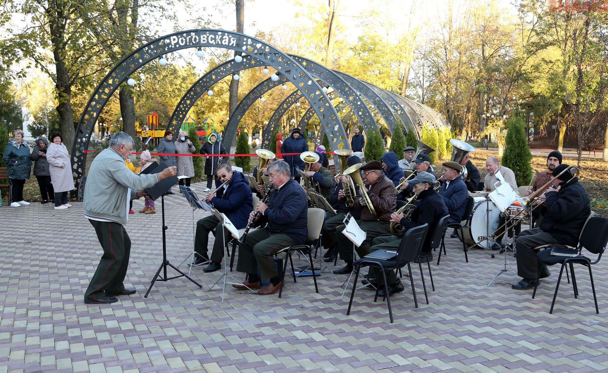 Открытие парок. Ноябрь в парке. Парк днем. Ноябрьский парк. Афипский фото парка после реконструкции.