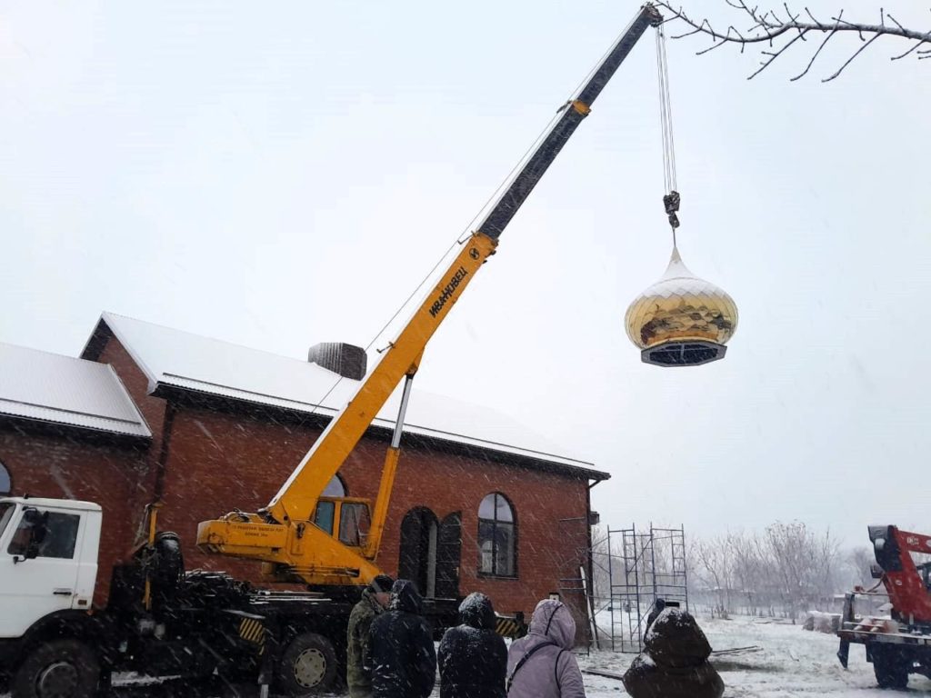 В станице Новокорсунской на строящемся храме установили купол | 17.01.2024  | Тимашёвск - БезФормата